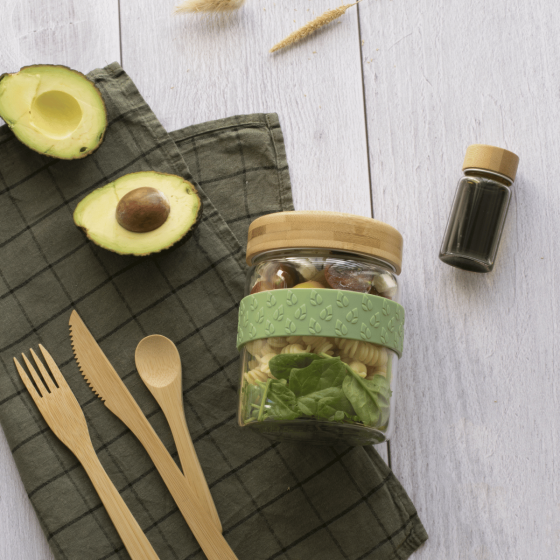 To Go-Mittagesset: Glas- Und Bambusgefäß Und Kleiner Saucengefäss