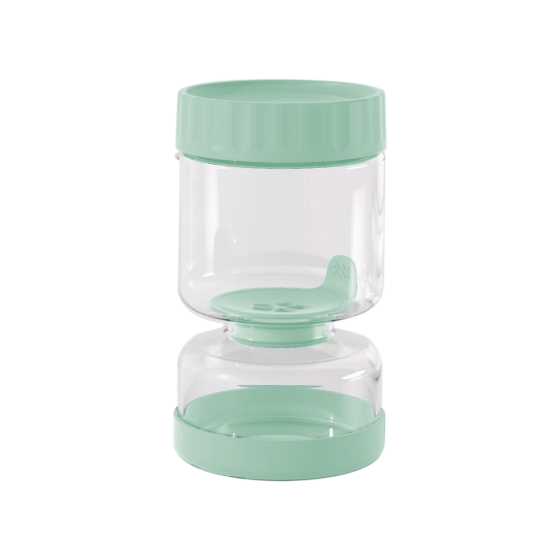 Einmachglas mit Gurken und Trennwand