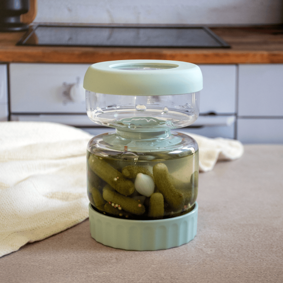Einmachglas mit Gurken und Trennwand