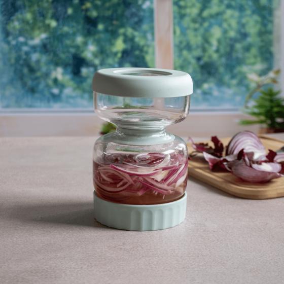 Einmachglas mit Gurken und Trennwand