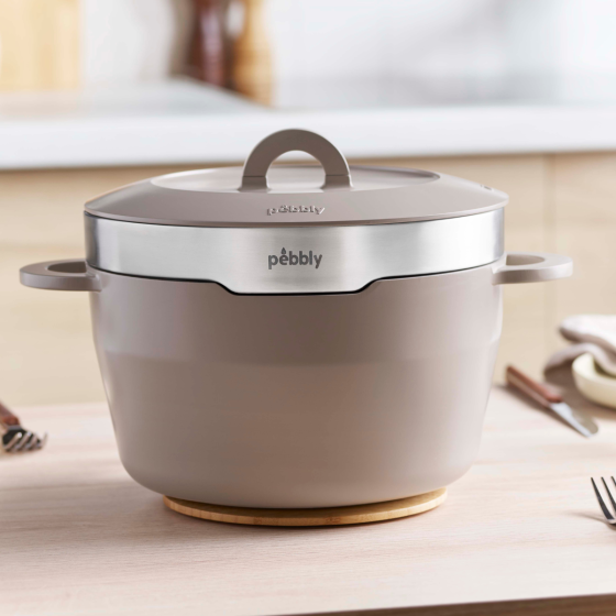 Die multifunktionale Cocotte aus recyceltem Aluminiumguss