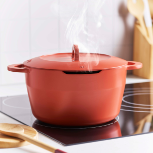 The Multifunctional Cocotte in Recycled Cast Aluminum